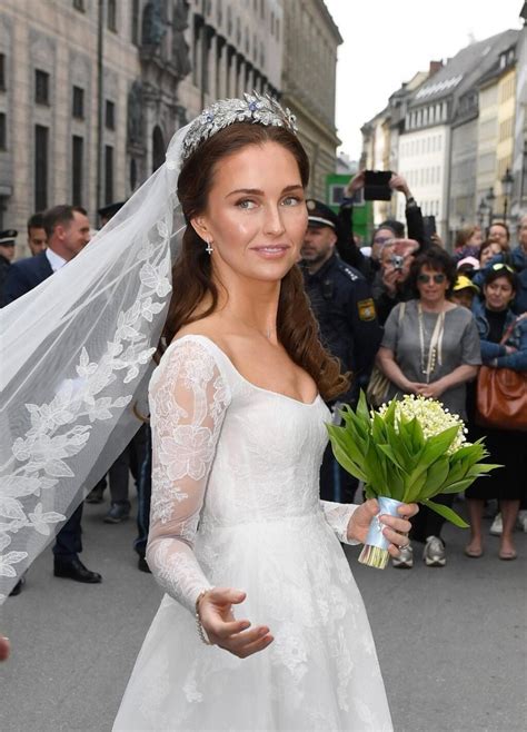 Tematické foto: nevesta s čipkovanými šatami, závojom a kvetmi vo vlasoch