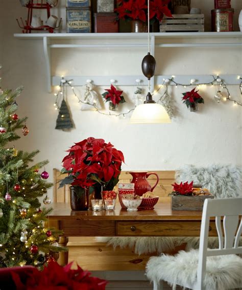 Zátišie s vianočnými ružami a vianočnými dekoráciami v štýlovom interiéri