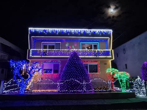 Fotografia domu s vonkajšou vianočnou svetelnou výzdobou