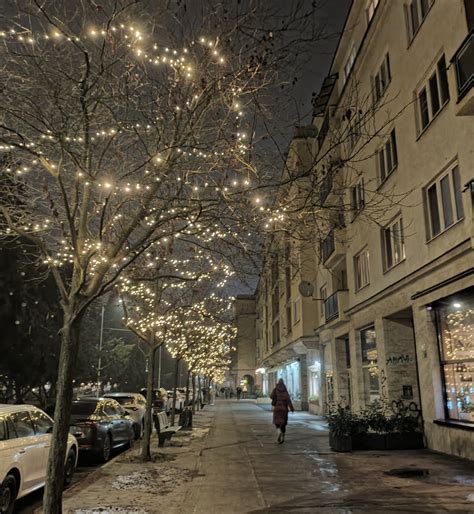 Ilustrácia bezpečnej inštalácie vonkajšieho vianočného osvetlenia