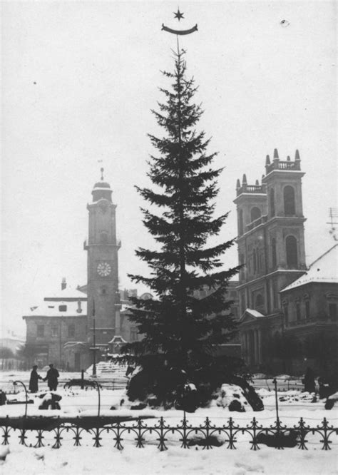 Historická fotografia prvého vianočného stromčeka s elektrickým osvetlením