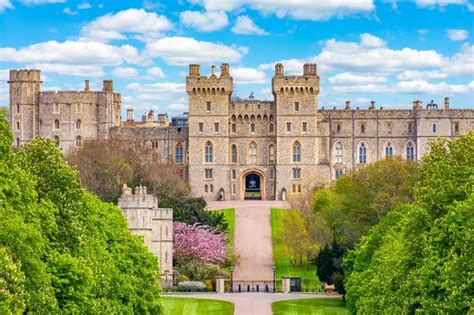 Ilustračná fotografia kráľovského páru alebo záber na Windsorský hrad