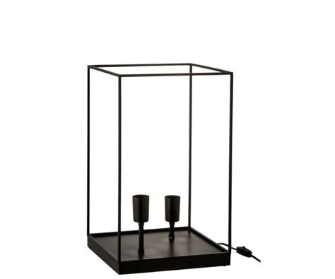 Dizajnérska fotografia minimalistického kovového rámu s elegantnými sviečkami a jemnými dekoráciami.