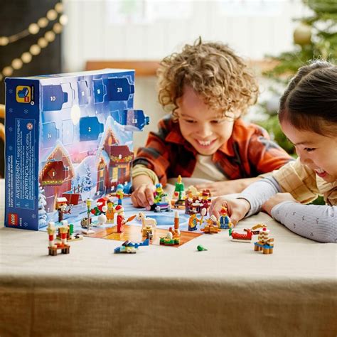 Ilustrácia adventného kalendára LEGO City 60352 s otvorenými okienkami a zobrazenými prekvapeniami.