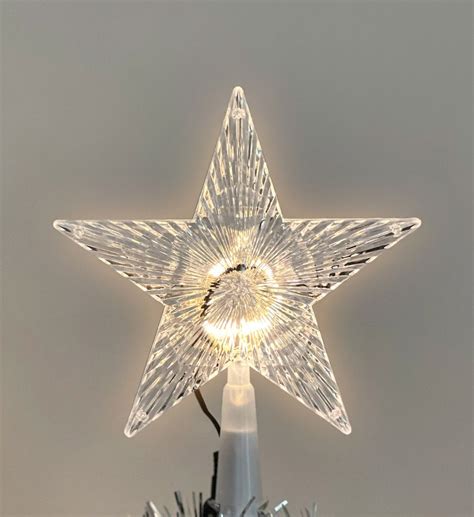 Vianočný stromček kužeľ s teplým bielym LED osvetlením v interiéri