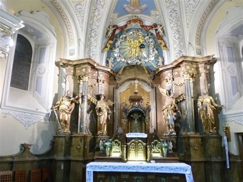Fotografia interiéru kostola sv. Michala Archanjela s detailom oltára