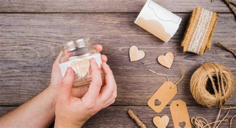 Detailná infografika rozdelená na sekcie: DIY kozmetika, kreatívne sady a drobné darčeky pre tínedžerky