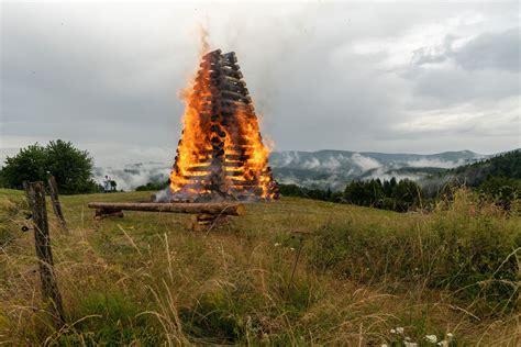 ilustračná fotografia Vatra zvrchovanosti s vlajkou Slovenska