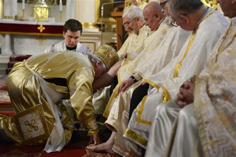 obrad exorcizmu vykonávaný kňazom v tradičnom odeve