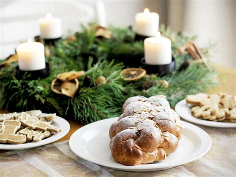 Ukážka moderného adventného venca na podnose