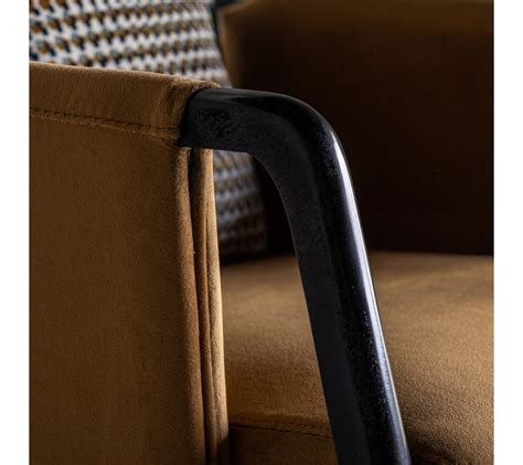 luxusné-dior-stoličky-so-zlatým-lemovaním