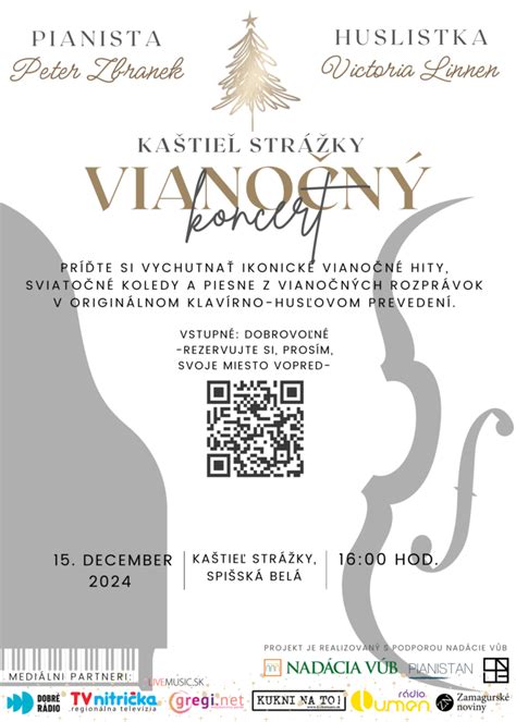 Pianista hrajúci vianočné skladby v slávnostne vyzdobenej miestnosti