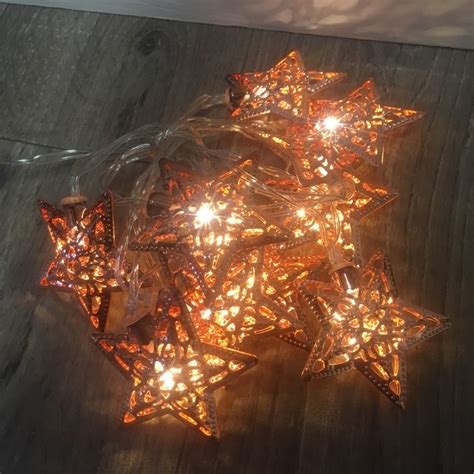 Osvetlené vianočné okno s horiacimi sviečkami.