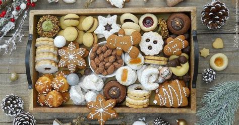 Obrázok zobrazujúci vianočné pečivo v pekárni.