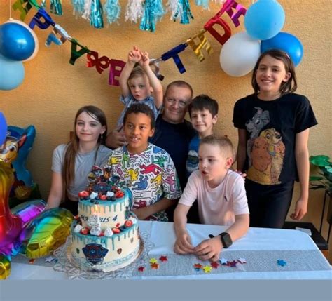 Ilustračná fotografia detí baviacich sa na narodeninovej oslave s animátormi