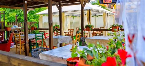 Fotografia interiéru talianskej reštaurácie s typickými prvkami