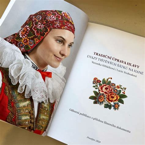Ilustrácia obradu čepčenia s tradičnými pokrývkami hlavy