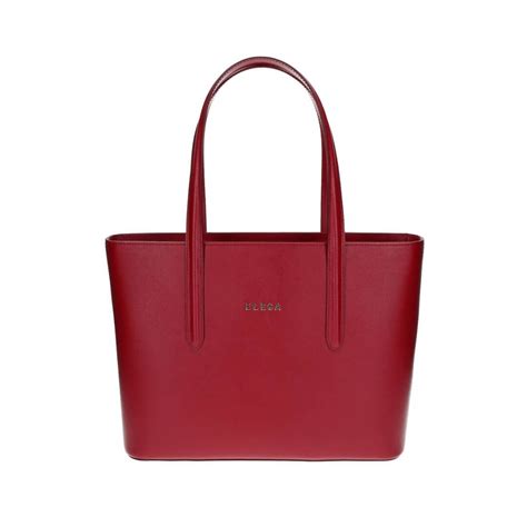 detail elegantnej kabelky a šperkov