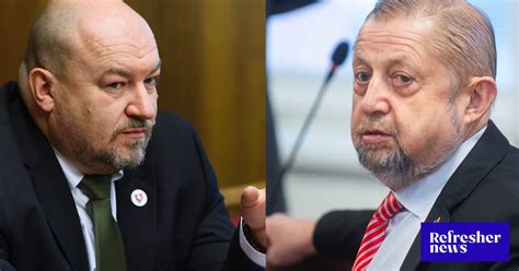 Tmavá fotografia súdnej siene s portrétom Štefana Harabina v pozadí