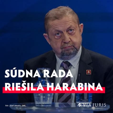 Fotografia Štefana Harabina za rečníckym pultom počas diskusie