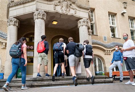 Tematické foto: Skupina šťastných študentov pred budovou školy