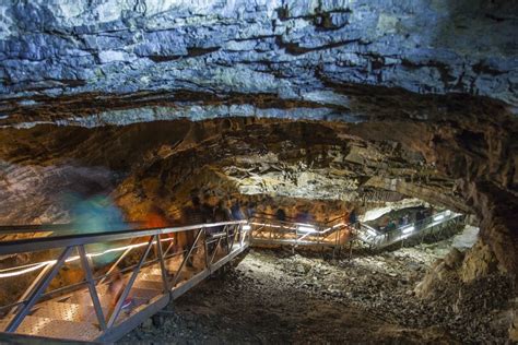Panoráma Demänovskej jaskyne alebo skupina detí v kontaktnej zoo