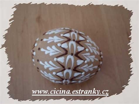 kraslice zdobené minimalistickými vzormi a prírodnými materiálmi
