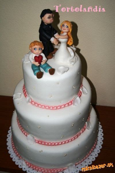 štýlová svadobná torta s figúrkami mladého páru