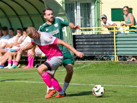 Fotografia páru na zelenom trávniku futbalového štadióna