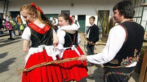 Chlapci koledníci s betlehemom