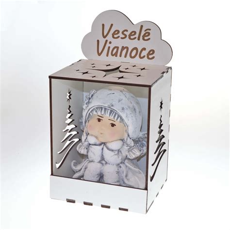 Vianočná dekorácia z drevenej dosky s otvormi na ozdoby