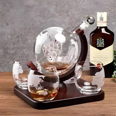 Luxusný drevený glóbus a sada pohárov na whiskey.