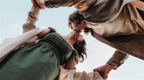 ilustrácia páru držiacho sa za ruky pri oltári