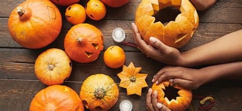 ilustračná fotografia rodiny vyrezávajúcej tekvice a vyrábajúcej halloweensku výzdobu
