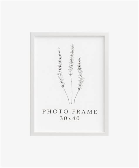 Zamyšlená osoba píšuca na papier, okolo sú rôzne poznámky a fotografie, symbolizujúce spomienky a prípravu smútočného príhovoru