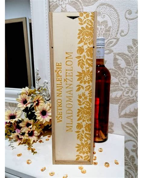 ukážka personalizovaných darčekov: gravírovaná drevená krabica na víno a hrnček s fotografiou