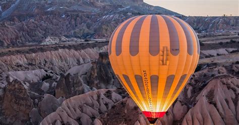 Fotografia páru počas letu balónom nad slovenskou krajinou pri západe slnka