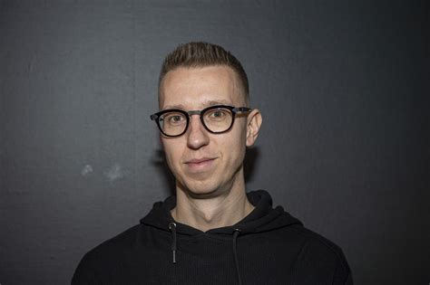 Režisér Jakub Kroner počas natáčania