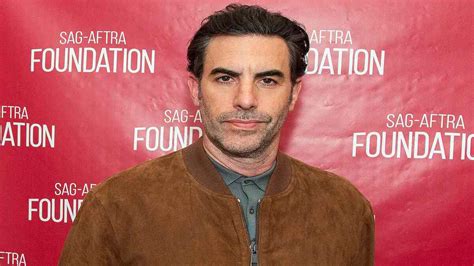Sacha Baron Cohen v kostýme Borata s rúškom.