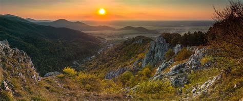 Fotografia bežkárov na zasneženom svahu Malých Karpát.