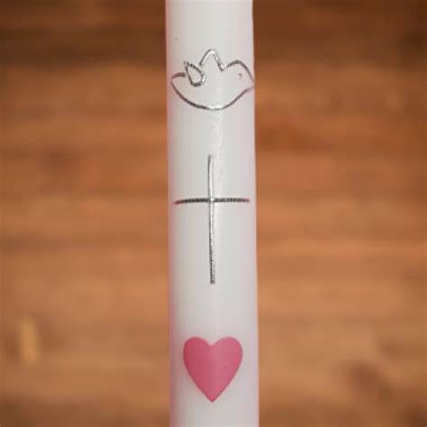 Biele krstné rúcho a svieca, symboly krstu