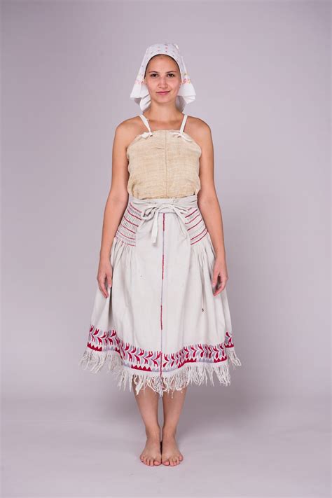 Detail tradičného slovenského svadobného odevu nevesty s partou a výšivkami