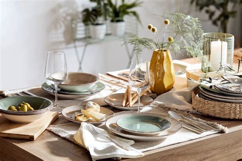 Bohato prestretý stôl s tradičnými slovenskými svadobnými jedlami