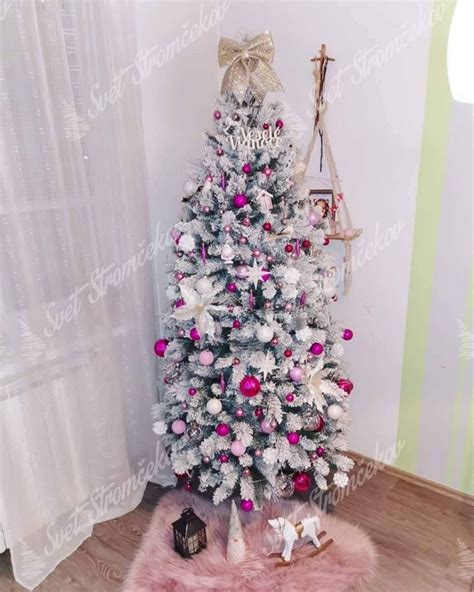 netradičný biely vianočný stromček s ružovými doplnkami