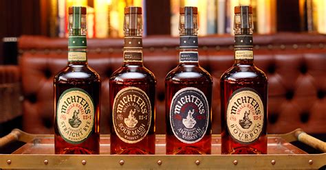 Ilustračná fotografia rôznych druhov whisky v elegantnom balení
