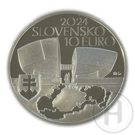 Detailný záber na striebornú zberateľskú mincu 10 EUR 2024 pripomínajúcu 80. výročie SNP s historickými motívmi