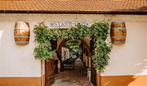 Fotografia interiéru reštaurácie Starý Dom s rustikálnymi prvkami.
