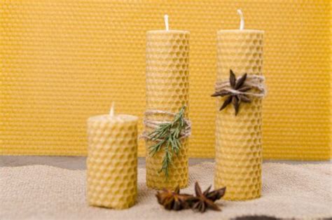 infografika porovnávajúca horenie sviečok z včelieho vosku a parafínu