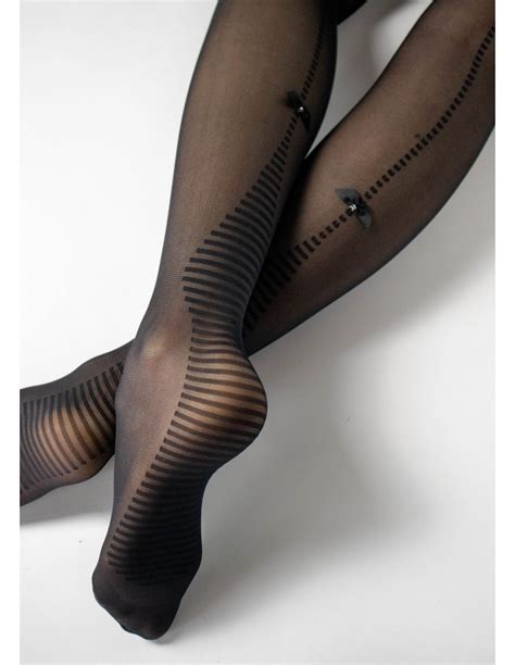 Detail outfitu: pančuchy so vzorom a topánky typu kitten heels