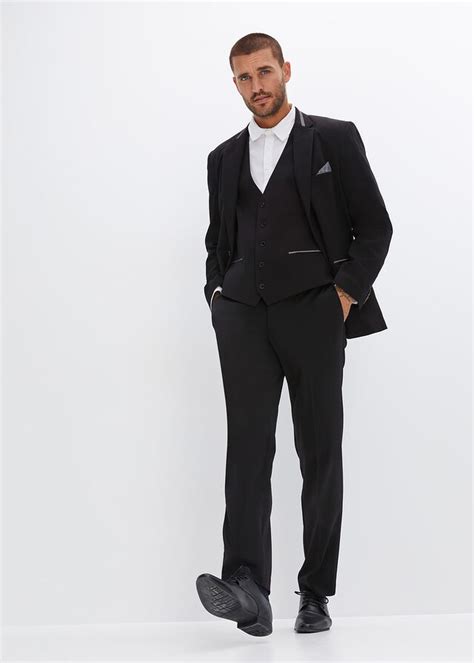Muž v elegantnom pánskom outfite na večierok (košeľa, nohavice, vesta, loafery)